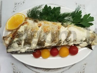 Baltoji žuvis, kepta su krienais pagrindine nuotrauka