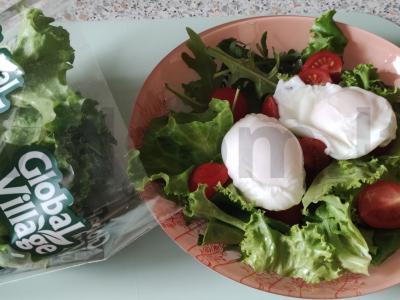 Pusryčių kiaušiniai poštu su žalumynais Žingsnis 4