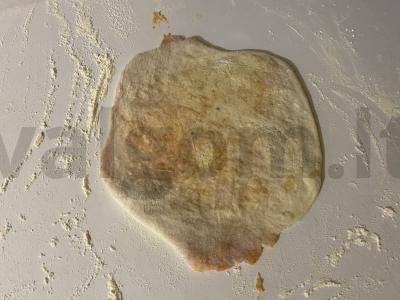 Auksaspalvis keptas pyragas su sūrio įdaru Žingsnis 9