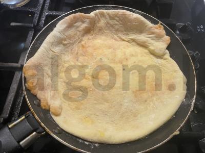 Auksaspalvis keptas pyragas su sūrio įdaru Žingsnis 11