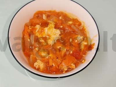 Mėsos padažas su svogūnais ir morkomis pagrindine nuotrauka