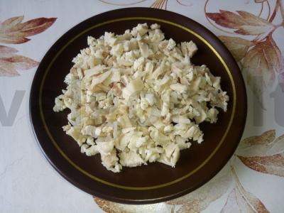 Švelnus vištienos, sūrio, agurkų ir kiaušinių salotas Žingsnis 1