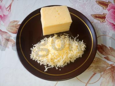 Švelnus vištienos, sūrio, agurkų ir kiaušinių salotas Žingsnis 3