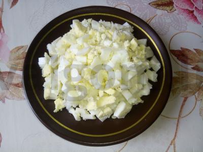 Švelnus vištienos, sūrio, agurkų ir kiaušinių salotas Žingsnis 4