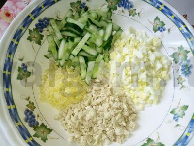 Švelnus vištienos, sūrio, agurkų ir kiaušinių salotas Žingsnis 5