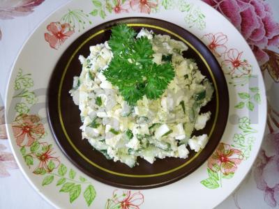 Švelnus vištienos, sūrio, agurkų ir kiaušinių salotas pagrindine nuotrauka