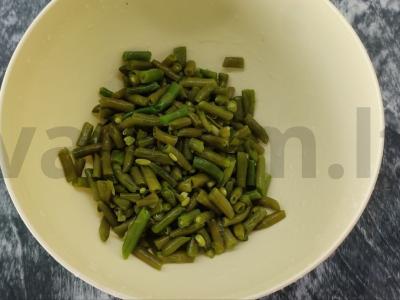 Ryškus salotas iš virtos šparaginės pupelės, graikinių riešutų ir granato Žingsnis 1