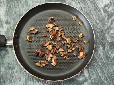 Ryškus salotas iš virtos šparaginės pupelės, graikinių riešutų ir granato Žingsnis 2