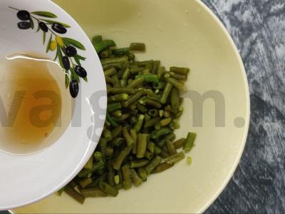 Ryškus salotas iš virtos šparaginės pupelės, graikinių riešutų ir granato Žingsnis 3