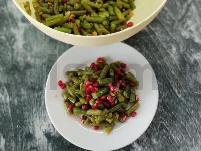 Ryškus salotas iš virtos šparaginės pupelės, graikinių riešutų ir granato pagrindine nuotrauka