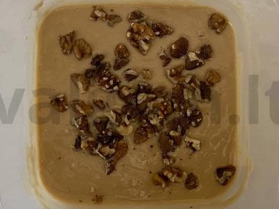 Vegetariškas uogų pyragas su spanguolėmis, juodaisiais serbentais, braškėmis ir graikiniais riešutais Žingsnis 2