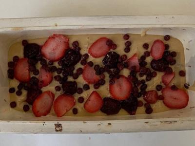 Vegetariškas uogų pyragas su spanguolėmis, juodaisiais serbentais, braškėmis ir graikiniais riešutais Žingsnis 3