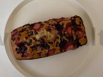 Vegetariškas uogų pyragas su spanguolėmis, juodaisiais serbentais, braškėmis ir graikiniais riešutais pagrindine nuotrauka