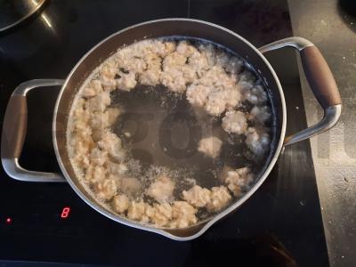 Grikių sriuba su meatballs ir žolelėmis Žingsnis 1