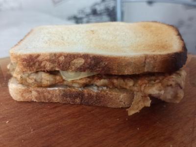 Tostadas su kotletu ir sūriu pagrindine nuotrauka