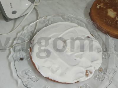 Greitas biskvitinis tortas iš paruoštų korpusų su avietėmis Žingsnis 2