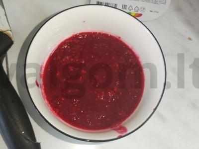 Greitas biskvitinis tortas iš paruoštų korpusų su avietėmis Žingsnis 3