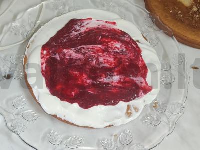 Greitas biskvitinis tortas iš paruoštų korpusų su avietėmis Žingsnis 4