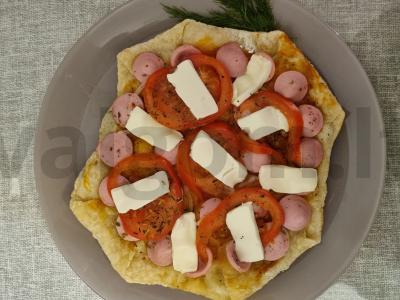 Studentų pica ant keptuvės pagrindine nuotrauka