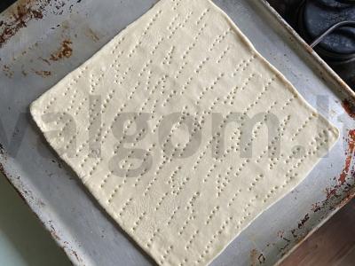 Sūrio pica su varške ant sluoksniuotos tešlos Žingsnis 2