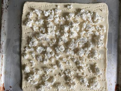 Sūrio pica su varške ant sluoksniuotos tešlos Žingsnis 3