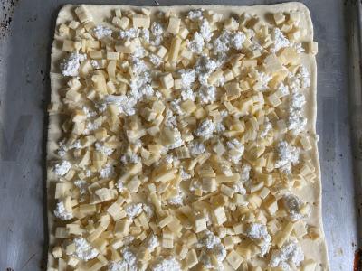 Sūrio pica su varške ant sluoksniuotos tešlos Žingsnis 4