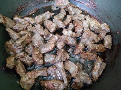 Sultinga jautiena, troškinta grietinėlės padaže Žingsnis 1