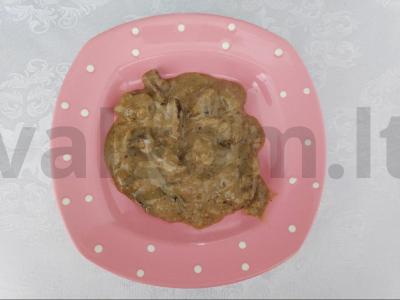 Sultinga jautiena, troškinta grietinėlės padaže pagrindine nuotrauka