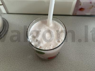 Pieninis kokteilis su dviem ledų rūšimis ir klevo sirupu pagrindine nuotrauka