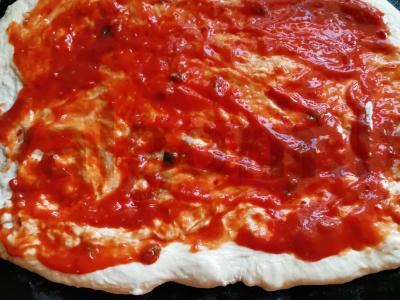 Pica su marinuotais agurkais ir dešra Žingsnis 6