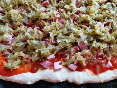 Pica su marinuotais agurkais ir dešra Žingsnis 7