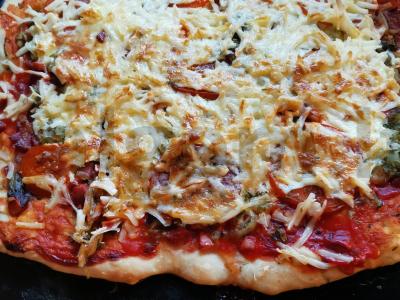 Pica su marinuotais agurkais ir dešra pagrindine nuotrauka