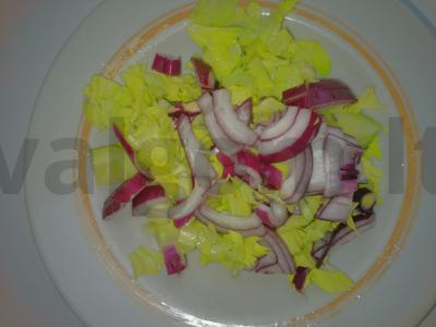 Šviežių daržovių salotos su salierų lapais ir raudonuoju svogūnu Žingsnis 2