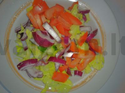 Šviežių daržovių salotos su salierų lapais ir raudonuoju svogūnu Žingsnis 3