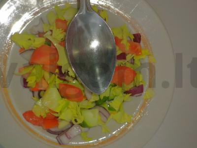 Šviežių daržovių salotos su salierų lapais ir raudonuoju svogūnu Žingsnis 4