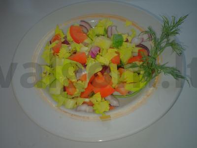 Šviežių daržovių salotos su salierų lapais ir raudonuoju svogūnu Žingsnis 5