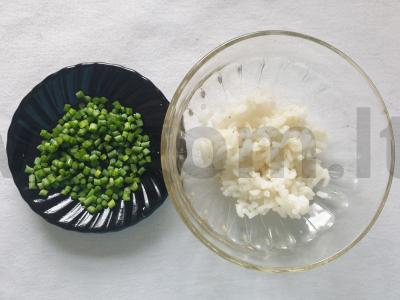 Salotas „Azijietiškas šokis“ su špinatais ir česnako stiebais Žingsnis 1