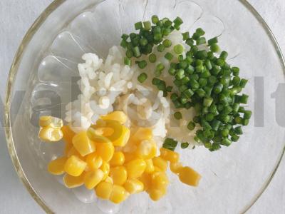 Salotas „Azijietiškas šokis“ su špinatais ir česnako stiebais Žingsnis 2