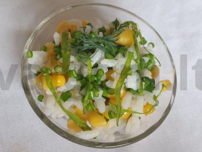 Salotas „Azijietiškas šokis“ su špinatais ir česnako stiebais pagrindine nuotrauka