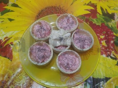 Uogų-varškės želė pyragėliai pagrindine nuotrauka