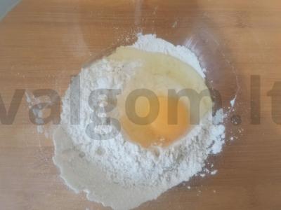 Kepinys su konservuotais pomidorais ir petražolėmis keptuvėje Žingsnis 1