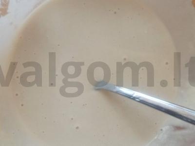 Kepinys su konservuotais pomidorais ir petražolėmis keptuvėje Žingsnis 2