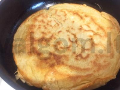 Kepinys su konservuotais pomidorais ir petražolėmis keptuvėje Žingsnis 3