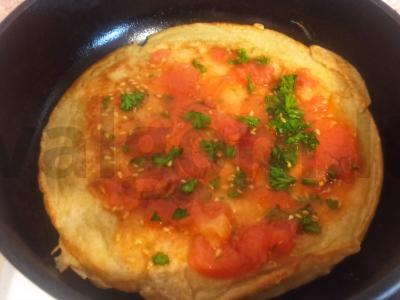 Kepinys su konservuotais pomidorais ir petražolėmis keptuvėje Žingsnis 4