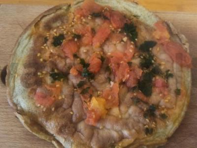 Kepinys su konservuotais pomidorais ir petražolėmis keptuvėje pagrindine nuotrauka