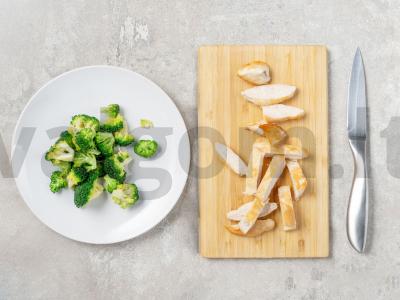 Salotos su vištiena, brokoliais ir avokadų pestu Žingsnis 1