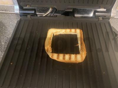 Greitas ir skanus pusryčių patiekalas iš kiaušinio ir duonos Žingsnis 2