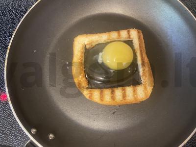 Greitas ir skanus pusryčių patiekalas iš kiaušinio ir duonos Žingsnis 3