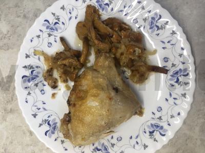 Vištienos šlaunelės su voveraitėmis pagrindine nuotrauka