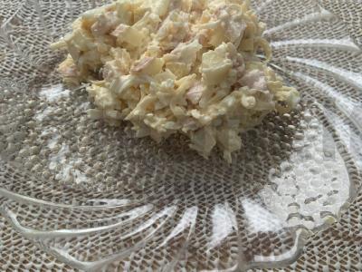 Salotos su obuoliu ir rūkytomis krūtinėlėmis pagrindine nuotrauka